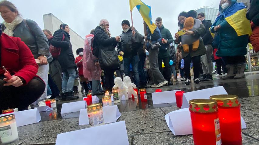 Trauer um Kriegsopfer: Nürnberger demonstrieren am Kornmarkt für Ukraine