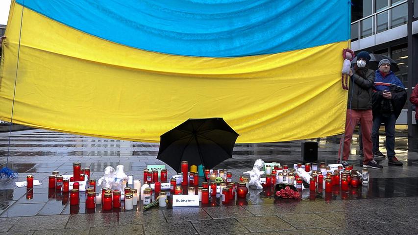 Trauer um Kriegsopfer: Nürnberger demonstrieren am Kornmarkt für Ukraine