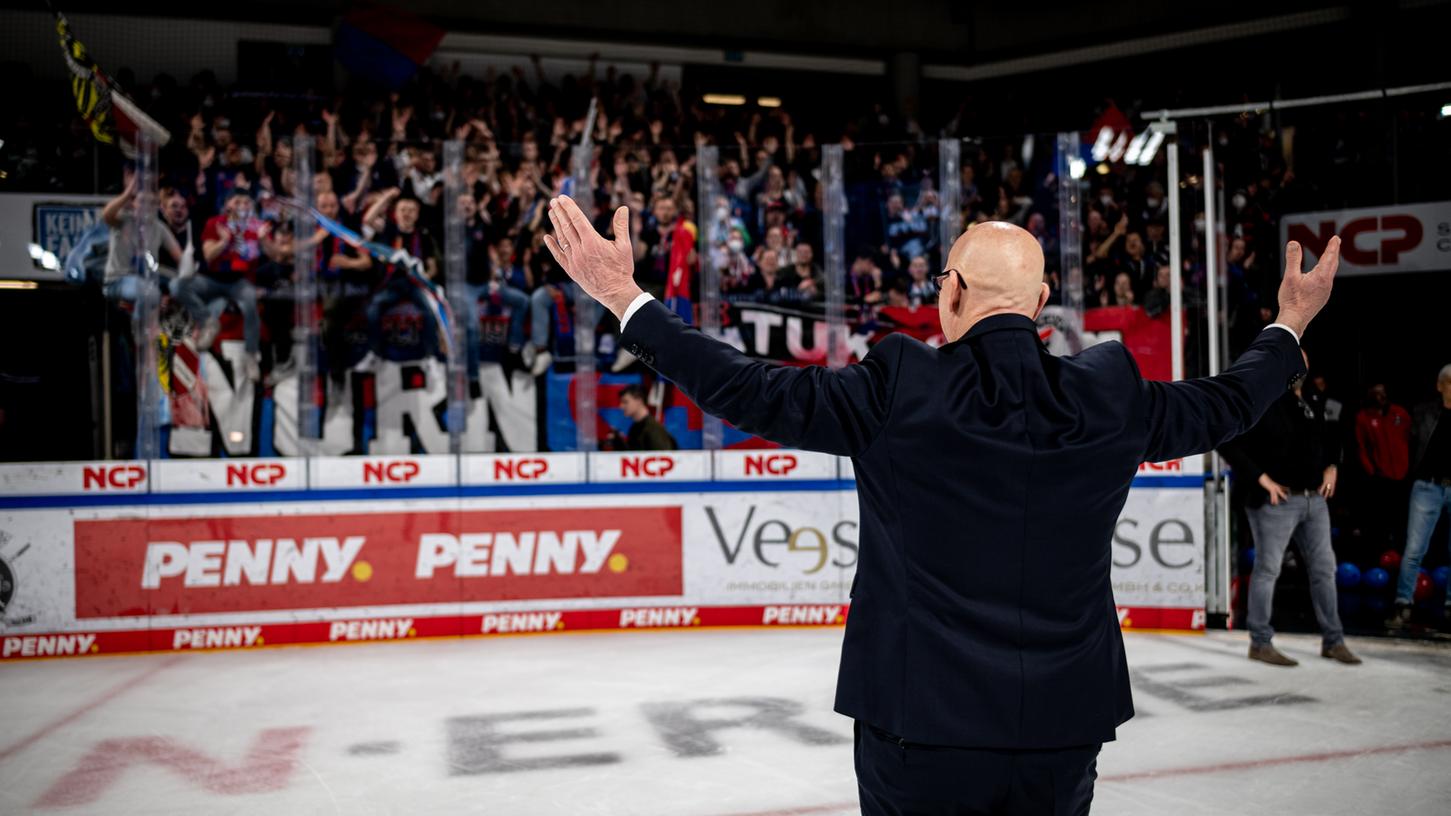 Auch eher selten: Ein Trainer der Ice Tigers wird auf dem Eis gefeiert. Vielleicht feierte Tom Rowe aber auch das Publikum.
Auch eher selten: Ein Trainer der Ice Tigers wird auf dem Eis gefeiert. Vielleicht feierte Tom Rowe aber auch das Publikum.