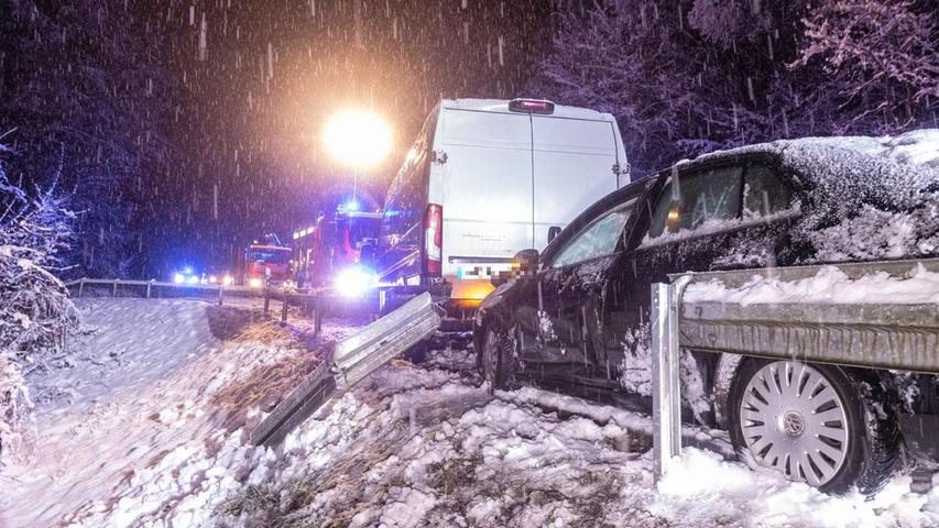 Ein 50-Jähriger blieb in den frühen Stunden des Samstagmorgen mit seinem Fiat-Kleintransporter auf schneebedeckter Fahrbahn an einer Steigung hängen.
