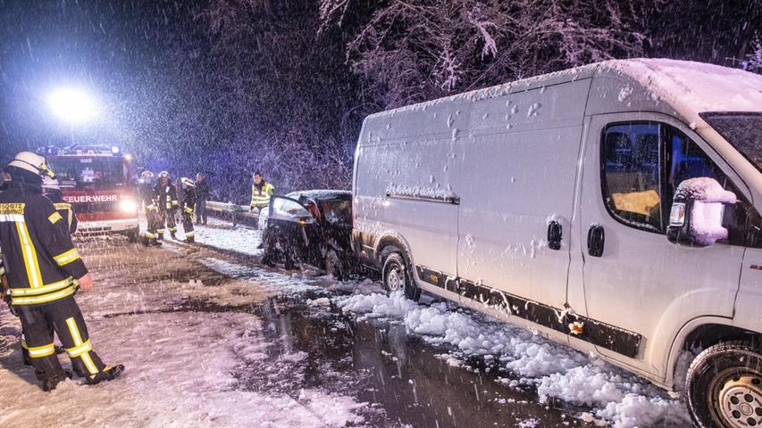 Der Fahrer eines weiteren Autos musste seinen Wagen ebenfalls auf Grund der Schneeglätte abstellen.
