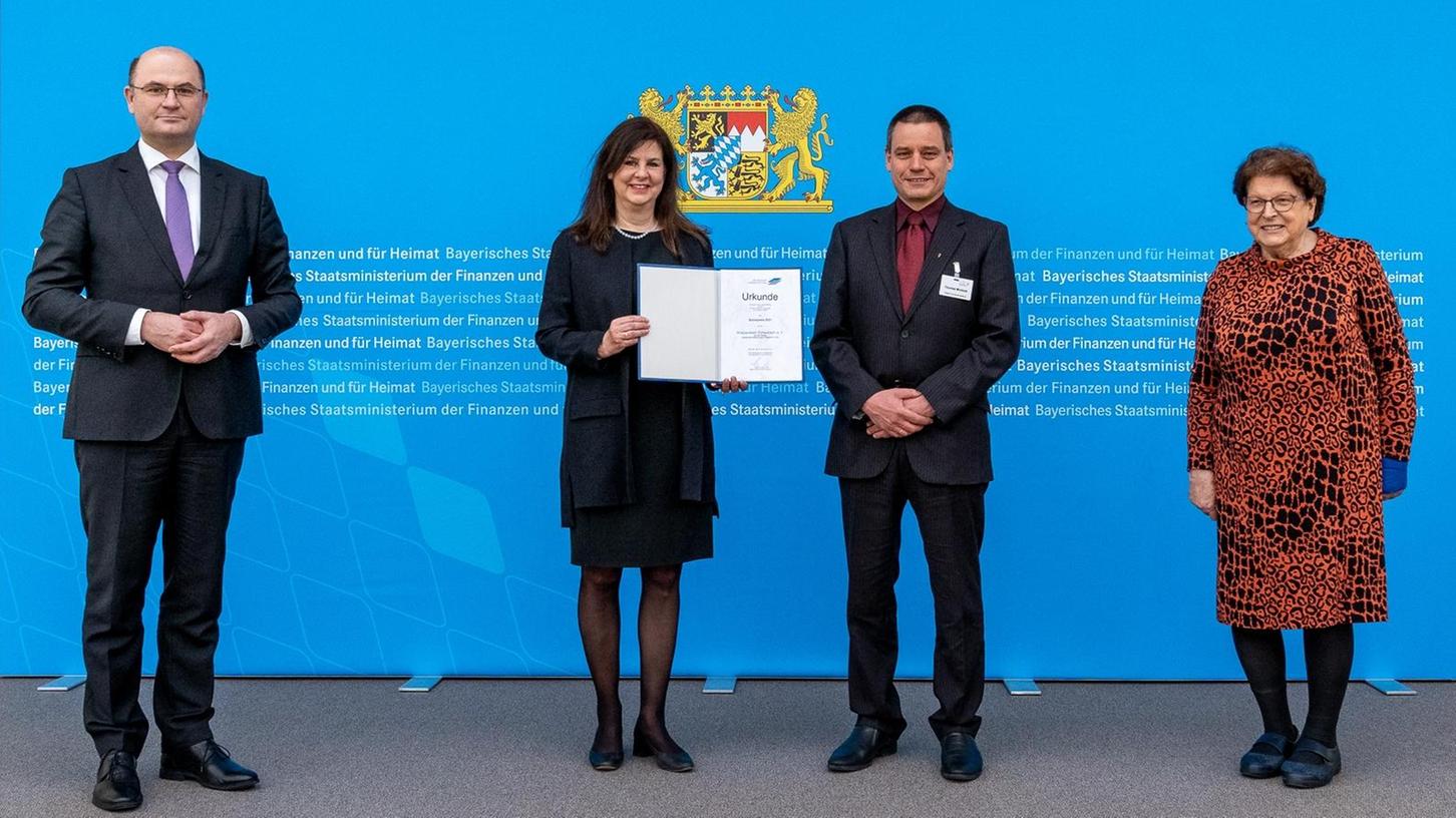 Die Landesstiftungs-Vorsitzende Barbara Stamm (rechts) und Bayerns Finanzminister Albert Füracker (links) überreichten den Sozialpreis in Nürnberg an Ingrid Kästlen und Diakon Thomas Mrotzek vom Hospizverein Schwabach.