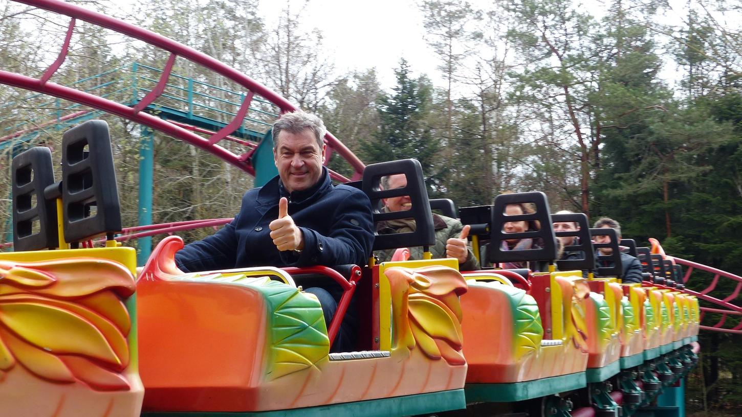 Daumen hoch: In der Achterbahn fühlte sich Ministerpräsident Markus Söder an so manche Fahrt in der Vergangenheit erinnert. Daumen hoch: In der Achterbahn fühlte sich Ministerpräsident Markus Söder an so manche Fahrt in der Vergangenheit erinnert.