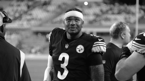 NFL-Profi Dwayne Haskins starb am 9. April bei einem Unfall. Der Quarterback der Pittsburgh Steelers habe sich im Süden Floridas mit Teamkameraden auf die neue Saison vorbereiten wollen und sei von einem Auto angefahren worden, wie NFL-Insider Adam Schefter berichtet. Haskins wurde nur 24 Jahre alt.