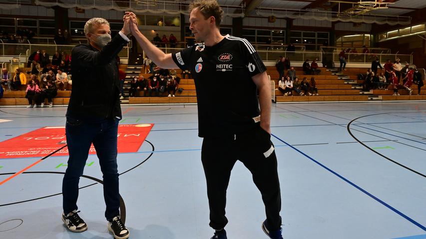 Gut gemacht: Carsten Bissel klatscht mit Tobias Wannenmacher, dem Trainer der erfolgreichen U23, ab. 
