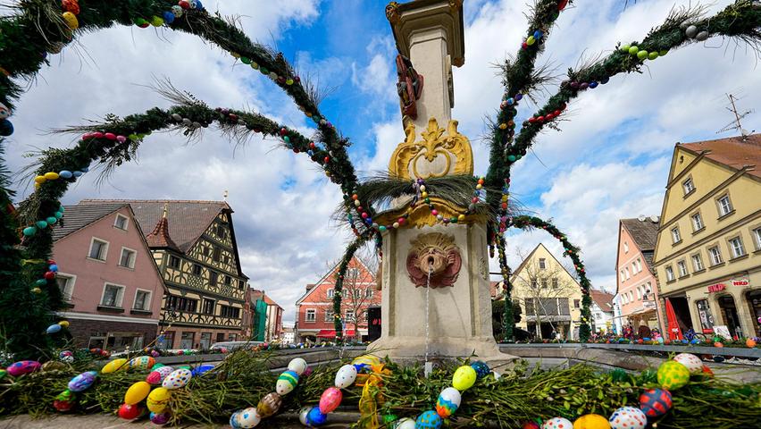 Der Brunnen auf dem Rother Marktplatz, geschmückt als Osterbrunnen im Frühjahr 2022.
