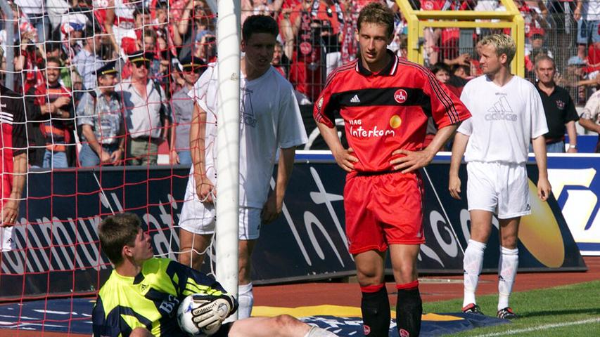Der Abstieg 1994 war für die Anhänger des FCN erst der Anfang von immer größer werdendem Leid. 1996 folgte der Absturz in die Drittklassigkeit. Doch unter Präsident Michael A. Roth und den Trainern Entenmann und Magath schaffte der Club den Durchmarsch von der Regionalliga zurück in die Bundesliga. Dort stand der Club nach dem vorletzten Spieltag der Saison 1998/99 auf einem augenscheinlich sicheren zwölften Rang. Während man in der Noris die große Klassenerhaltsparty plante, bereitete man sich bei den Konkurrenten aus Frankfurt, Rostock, Freiburg und Stuttgart auf den letzten Durchgang vor. Im dramatischsten Saisonfinale der Bundesligageschichte spielte sich Frankfurt gegen Kaiserslautern in einen Rausch, während Frank Baumann den Ball aus einem Meter nicht im Freiburger Tor unterbrachte. Der Club war erneut abgestiegen!