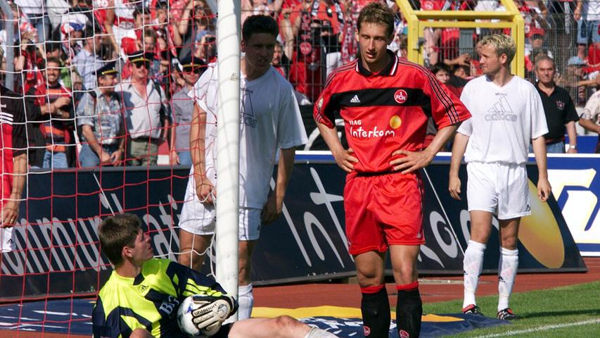 Der Abstieg 1994 war für die Anhänger des FCN erst der Anfang von immer größer werdendem Leid. 1996 folgte der Absturz in die Drittklassigkeit. Doch unter Präsident Michael A. Roth und den Trainern Entenmann und Magath schaffte der Club den Durchmarsch von der Regionalliga zurück in die Bundesliga. Dort stand der Club nach dem vorletzten Spieltag der Saison 1998/99 auf einem augenscheinlich sicheren zwölften Rang. Während man in der Noris die große Klassenerhaltsparty plante, bereitete man sich bei den Konkurrenten aus Frankfurt, Rostock, Freiburg und Stuttgart auf den letzten Durchgang vor. Im dramatischsten Saisonfinale der Bundesligageschichte spielte sich Frankfurt gegen Kaiserslautern in einen Rausch, während Frank Baumann den Ball aus einem Meter nicht im Freiburger Tor unterbrachte. Der Club war erneut abgestiegen! Der Abstieg 1994 war für die Anhänger des FCN erst der Anfang von immer größer werdendem Leid. 1996 folgte der Absturz in die Drittklassigkeit. Doch unter Präsident Michael A. Roth und den Trainern Entenmann und Magath schaffte der Club den Durchmarsch von der Regionalliga zurück in die Bundesliga. Dort stand der Club nach dem vorletzten Spieltag der Saison 1998/99 auf einem augenscheinlich sicheren zwölften Rang. Während man in der Noris die große Klassenerhaltsparty plante, bereitete man sich bei den Konkurrenten aus Frankfurt, Rostock, Freiburg und Stuttgart auf den letzten Durchgang vor. Im dramatischsten Saisonfinale der Bundesligageschichte spielte sich Frankfurt gegen Kaiserslautern in einen Rausch, während Frank Baumann den Ball aus einem Meter nicht im Freiburger Tor unterbrachte. Der Club war erneut abgestiegen!
