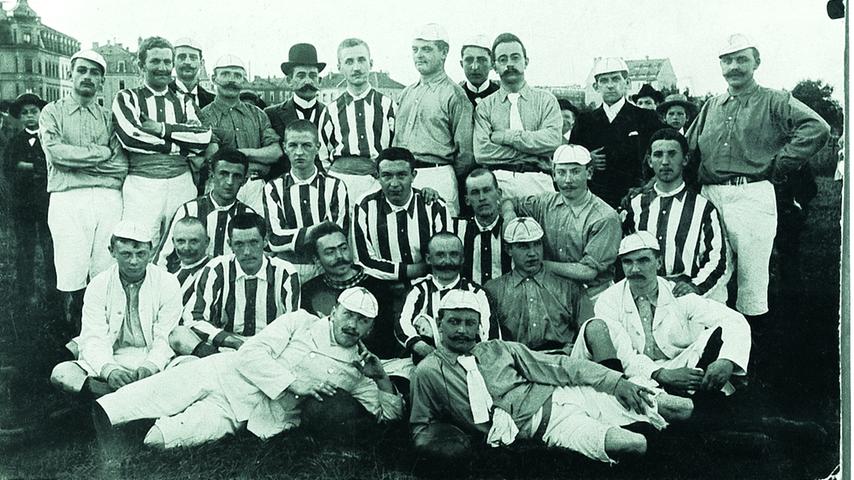 Schick und fußballbegeistert: Schon in den 1890er Jahren hatten sich junge Leute auf der Deutschherrnwiese spielerisch die Zeit vertrieben. Nachdem 18 von ihnen den 1. Fußballclub Nürnberg am 4. Mai 1900 in einem Wirtshaus aus der Taufe gehoben haben, posierte man stolz für die Fotografen.