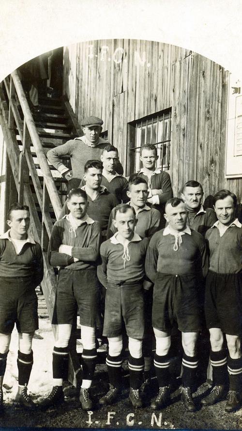In den 20er Jahren dominierte der FCN die Fußball-Landschaft nach Belieben, reihte einen Meistertitel an den nächsten. Die Voraussetzung dafür war ein starker Rückhalt, den man mit dem legendären Heiner Stuhlfauth hatte (gut an seinem grauen Pullover und der tief ins Gesicht geschobenen Schiebermütze erkennbar). Entsprechend einer kicker-Abstimmung war Nürnbergs Torwart-Titan noch 30 Jahre nach seiner letzten Meisterschaft (1927) der populärste Fußballer Deutschlands. Auf dem Rasen war der Wirt der beliebten Sebaldusklause - in fünf Endspielen ohne Gegentor - meist unüberwindbar. Seinem Verein war Stuhlfauth stets verbunden: "Es ist ein Ehre für diese Stadt, diesen Verein und die Bewohner Nürnbergs zu spielen. Möge all dies immer bewahrt werden und der großartige 1. FC Nürnberg niemals untergehen". In den 20er Jahren dominierte der FCN die Fußball-Landschaft nach Belieben, reihte einen Meistertitel an den nächsten. Die Voraussetzung dafür war ein starker Rückhalt, den man mit dem legendären Heiner Stuhlfauth hatte (gut an seinem grauen Pullover und der tief ins Gesicht geschobenen Schiebermütze erkennbar). Entsprechend einer kicker-Abstimmung war Nürnbergs Torwart-Titan noch 30 Jahre nach seiner letzten Meisterschaft (1927) der populärste Fußballer Deutschlands. Auf dem Rasen war der Wirt der beliebten Sebaldusklause - in fünf Endspielen ohne Gegentor - meist unüberwindbar. Seinem Verein war Stuhlfauth stets verbunden: "Es ist ein Ehre für diese Stadt, diesen Verein und die Bewohner Nürnbergs zu spielen. Möge all dies immer bewahrt werden und der großartige 1. FC Nürnberg niemals untergehen".