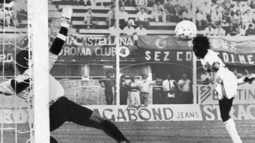 Zurück in der Erstklassigkeit und rund zwanzig Jahre, nachdem er sich von der glamourösen Europa-Bühne verabschiedet hatte, setzte der Club in der ersten Runde des UEFA-Pokals 1988/89, für welchen er sich mit Platz fünf qualifiziert hatte, ein echtes Ausrufezeichen. "Sammy" Sane - seines Zeichens schnellster Stürmer der deutschen Eliteklasse - brachte den FCN beim 2:1-Sieg in der "ewigen Stadt" im September 1988 auf die Siegerstraße. Im Rückspiel zogen die Jungs vom Valznerweiher gegen den AS Rom nach Verlängerung mit 1:3 den Kürzeren. Zurück in der Erstklassigkeit und rund zwanzig Jahre, nachdem er sich von der glamourösen Europa-Bühne verabschiedet hatte, setzte der Club in der ersten Runde des UEFA-Pokals 1988/89, für welchen er sich mit Platz fünf qualifiziert hatte, ein echtes Ausrufezeichen. "Sammy" Sane - seines Zeichens schnellster Stürmer der deutschen Eliteklasse - brachte den FCN beim 2:1-Sieg in der "ewigen Stadt" im September 1988 auf die Siegerstraße. Im Rückspiel zogen die Jungs vom Valznerweiher gegen den AS Rom nach Verlängerung mit 1:3 den Kürzeren.