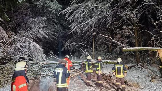 11 Einsätze: Feuerwehren im Landkreis Forchheim in Schnee-Nacht im Dauereinsatz