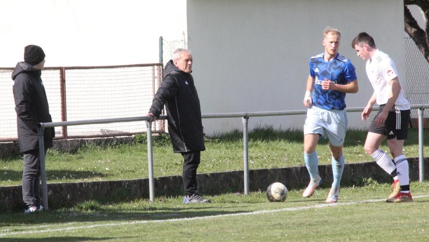 Der Nagelberger Trainer Utz Löffler (Mitte) konnte drei Punkte an seiner früheren Wirkungsstätte in Ellingen entführen.
