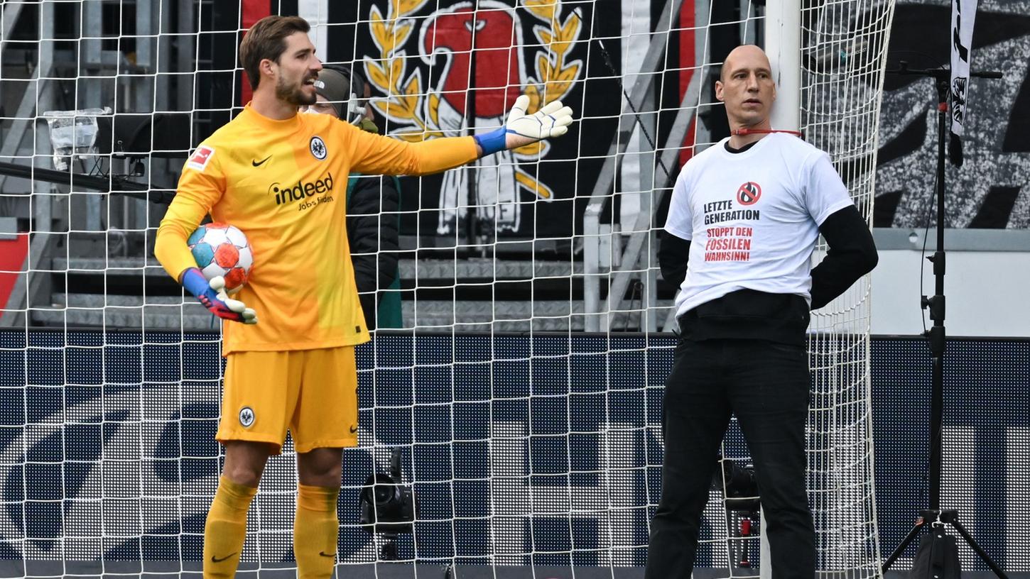 Video! Männer binden sich am Hals an Tor fest - Bundesliga-Spiel muss unterbrochen werden