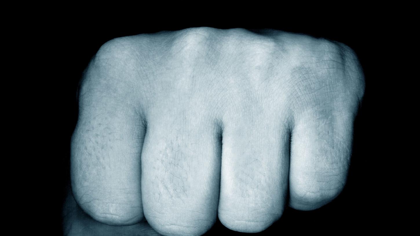 Brutaler Mann schlägt Frau mit Faust ins Gesicht Brutaler Mann schlägt Frau mit Faust ins Gesicht