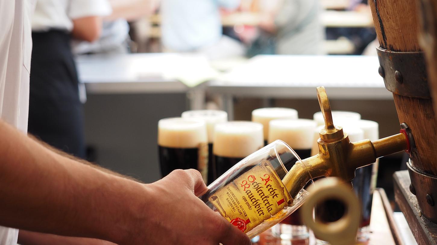 Personal in der Gastro ist derzeit gefragt wie selten. Das Traditionslokal Schlenkerla in Bamberg lobt für die Vermittlung einer Küchenhilfe jetzt 100 Seidla Freibier aus.
Personal in der Gastro ist derzeit gefragt wie selten. Das Traditionslokal Schlenkerla in Bamberg lobt für die Vermittlung einer Küchenhilfe jetzt 100 Seidla Freibier aus.