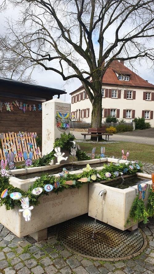 Auch in Hüssingen freuen sich die Dorfbewohner über ihren Osterbrunnen.