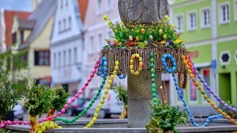 In der Stadt Oettingen laden gleich zehn geschmückte Wasserspender zum Bewundern ein.