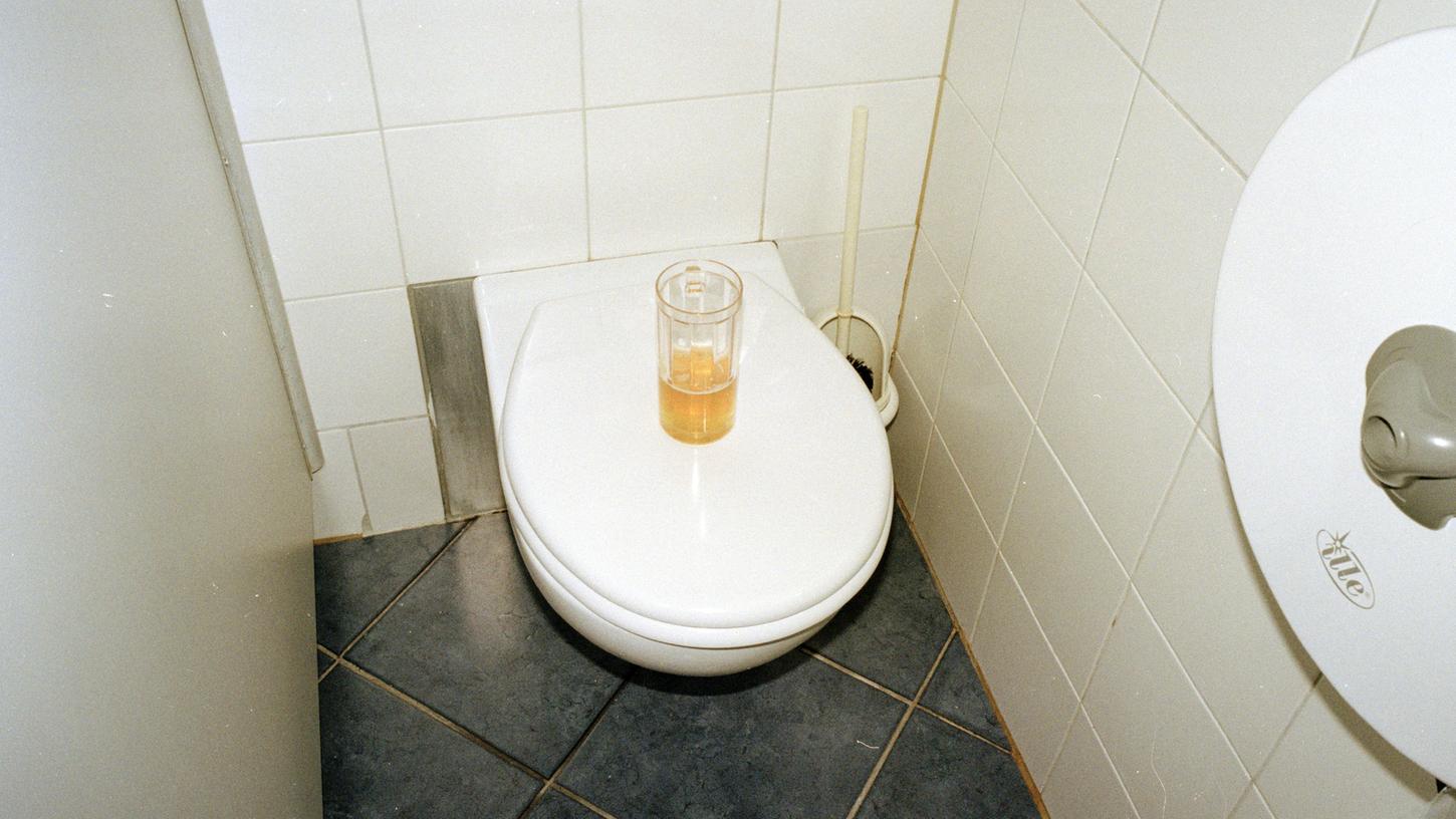 Wie kommt das Bierglas auf die Toilette....? Wir hoffen, äh, es ist auch Bier, das jemand hier vorzeitig abgestellt hat. Aber wohin ist er dann entschwunden? Ein Foto von Max Sand.