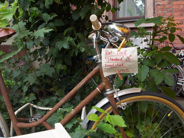 Neuer Besitzer gesucht: In den Hinterhöfen gibt es viel zu entdecken - wie ein altes Fahrrad. 