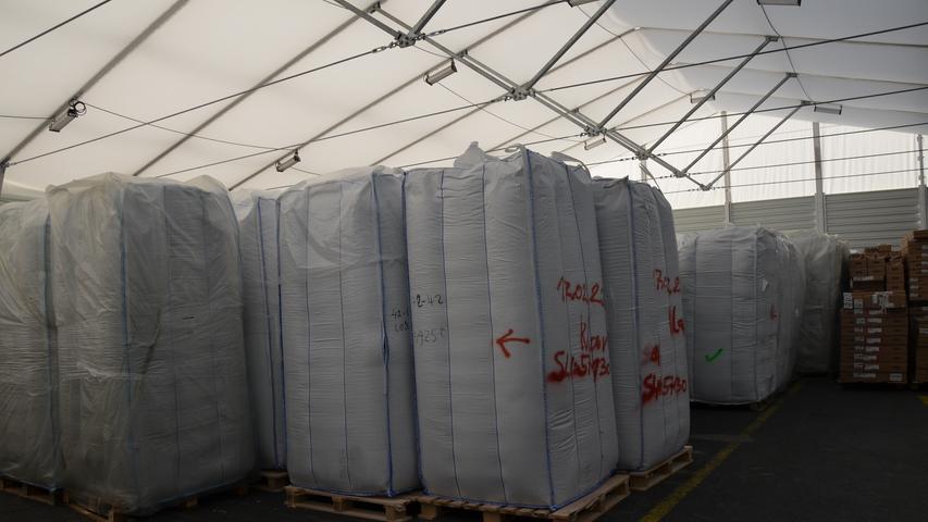 In den Hallen lagern beispielsweise Güter für die Silotransporte wie Pet Flakes (zerkleinerte Plastikflaschen). 