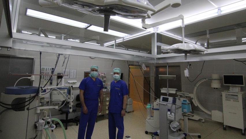 So sehen die aktuellen Operationssäle in Bad Windsheim aus. Im Bild: Chefarzt Dr. Mathias Bender (links) und Klinik-Vorstand Stefan Schilling.