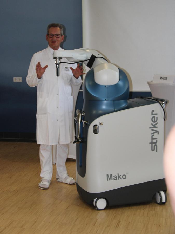 So sieht der OP-Roboter, den Chefarzt Dr. Mathias Bender präsentiert, aus