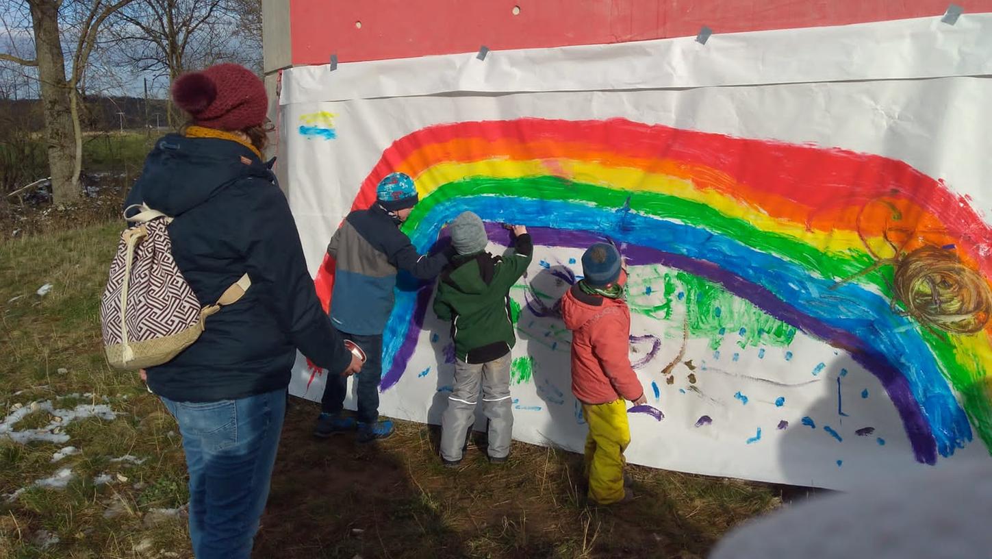 Mit einem großen Regenbogen wurde beim "besonderen Gottesdienst" ein Brücken-Graffiti ganz anderer Art gestaltet.