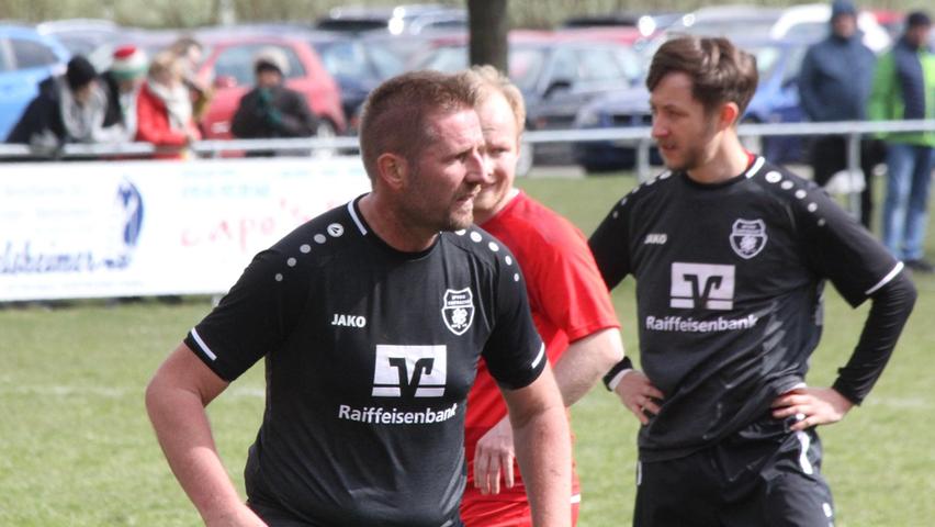 Auch Kattenhochstatt Ex-Trainer Alexander Rottler (vorne links) ist im Abstiegskampf für die Eintracht im Einsatz.