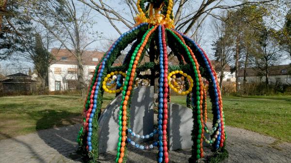 Moorenbrunn hat endlich wieder einen schön geschmückten Osterbrunnen. Schräg gegenüber des neu gebauten Rewe-Marktes in der Bregenzer Straße haben die Stadtteilbewohnerinnen und -bewohner die alte Tradition wiederbelebt. Es war diesmal eine generationenübergreifende Aktion, berichtet Stadtteilsprecherin Claudia Menz-Raithel vom Bürgerverein Südost. Neben rüstigen Aktiven der Siedlergruppe Moorenbrunn, die auch die bunten Eier das restliche Jahr verwahrt, waren diesmal auch junge Familien aus dem Stadtteil dabei.