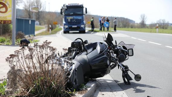 Motorradfahrer in Franken schwer gestürzt: 65-Jähriger schwebt in akuter Lebensgefahr