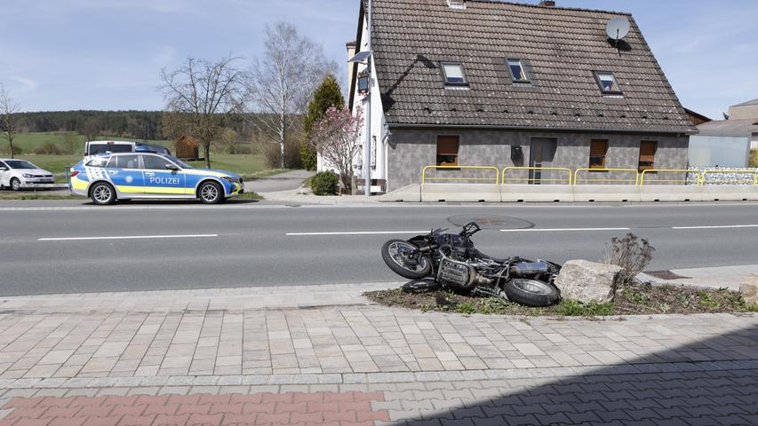 Das 8000 Euro teure Motorrad wurde komplett zerstört. Die Straße war bis zum Nachmittag komplett gesperrt.