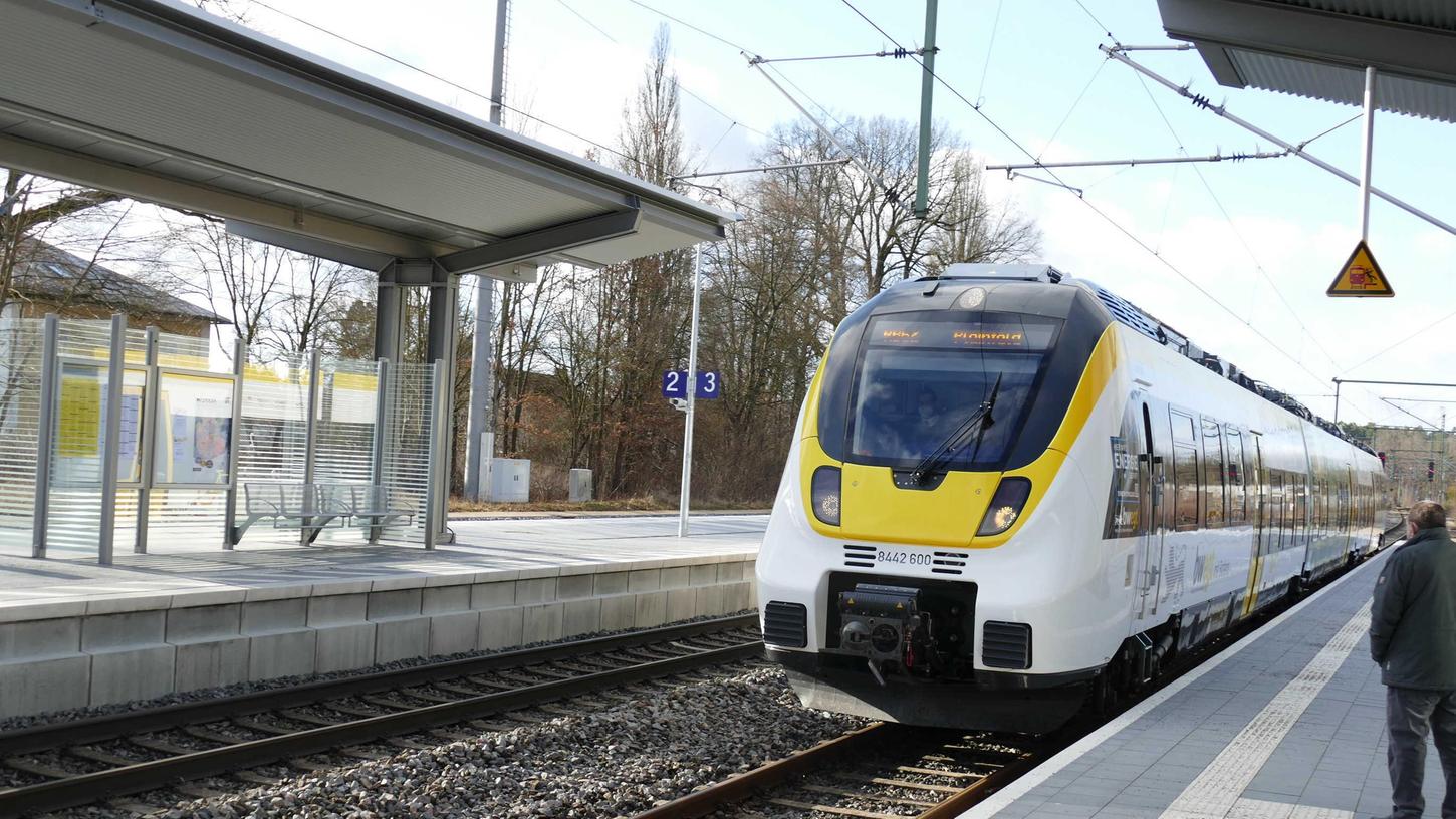 Der Batteriezug von Alstom ist derzeit nicht zwischen Pleinfeld und Gunzenhausen unterwegs, obwohl der Testbetrieb bis Mitte Mai laufen sollte. Wegen technischer Probleme sind an den Wochenenden wieder Dieselloks im Einsatz.  