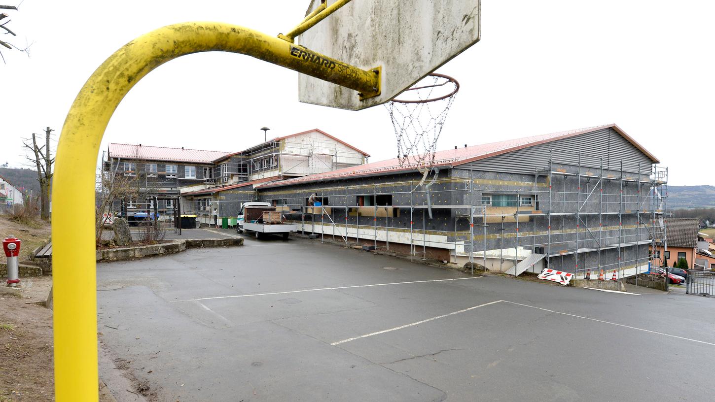 Die Sanierung der Schule und Turnhalle in Weilersbach wird von Lieferengpässen verzögert.
Die Sanierung der Schule und Turnhalle in Weilersbach wird von Lieferengpässen verzögert.