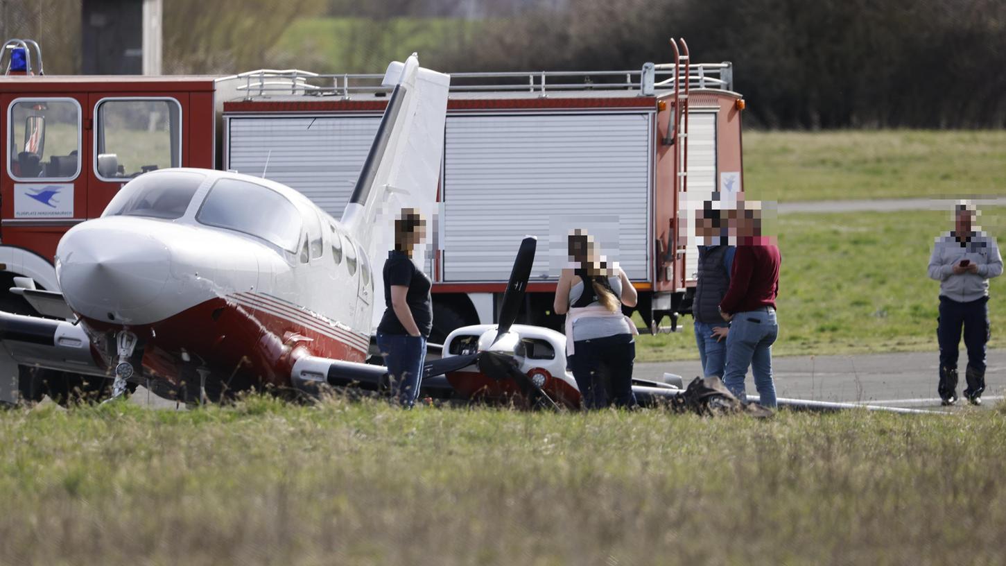 Das verunglückte Flugzeug auf dem Herzogenauracher Flugplatz. Niemand wurde verletzt. Das verunglückte Flugzeug auf dem Herzogenauracher Flugplatz. Niemand wurde verletzt.