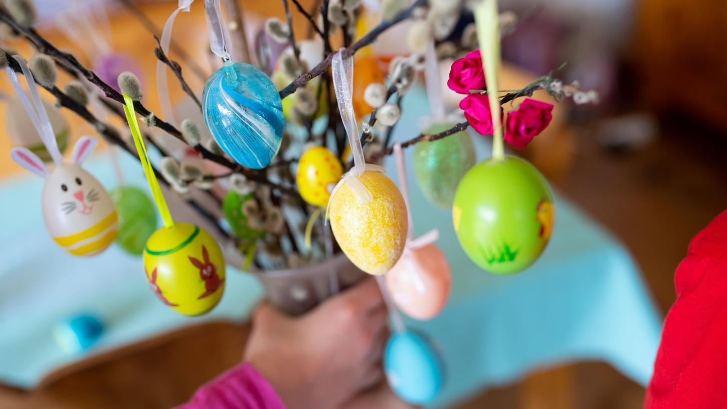 Traditionell färben viele Menschen Eier zu Ostern: Mit ihnen wird dann festlich geschmückt, aber auch Osterkörbe gefüllt. 