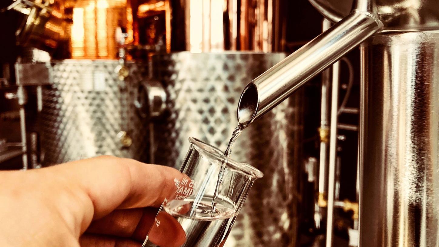 Aus dem Brennkessel ins Gläschen: Nicht nur Wein, auch Edeldestillate können ein Essen für Gäste begleiten. Vor starken Aromen sollte man allerdings keine Angst haben. Aus dem Brennkessel ins Gläschen: Nicht nur Wein, auch Edeldestillate können ein Essen für Gäste begleiten. Vor starken Aromen sollte man allerdings keine Angst haben.