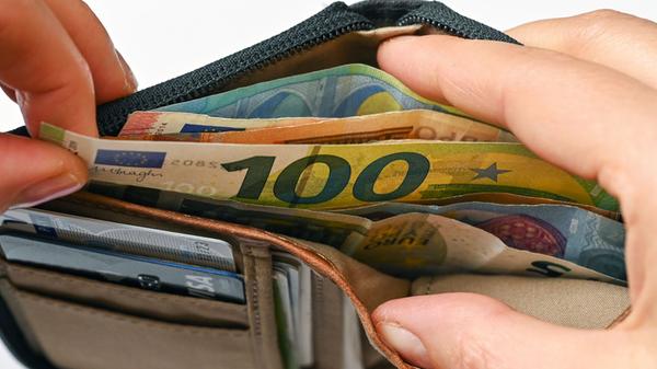 2023 steigt der Spitzensteuersatz von 58.597 Euro auf 61.972 Euro. Der Reichensteuersatz ab einem Jahreseinkommen von 277.836 Euro bleibt.