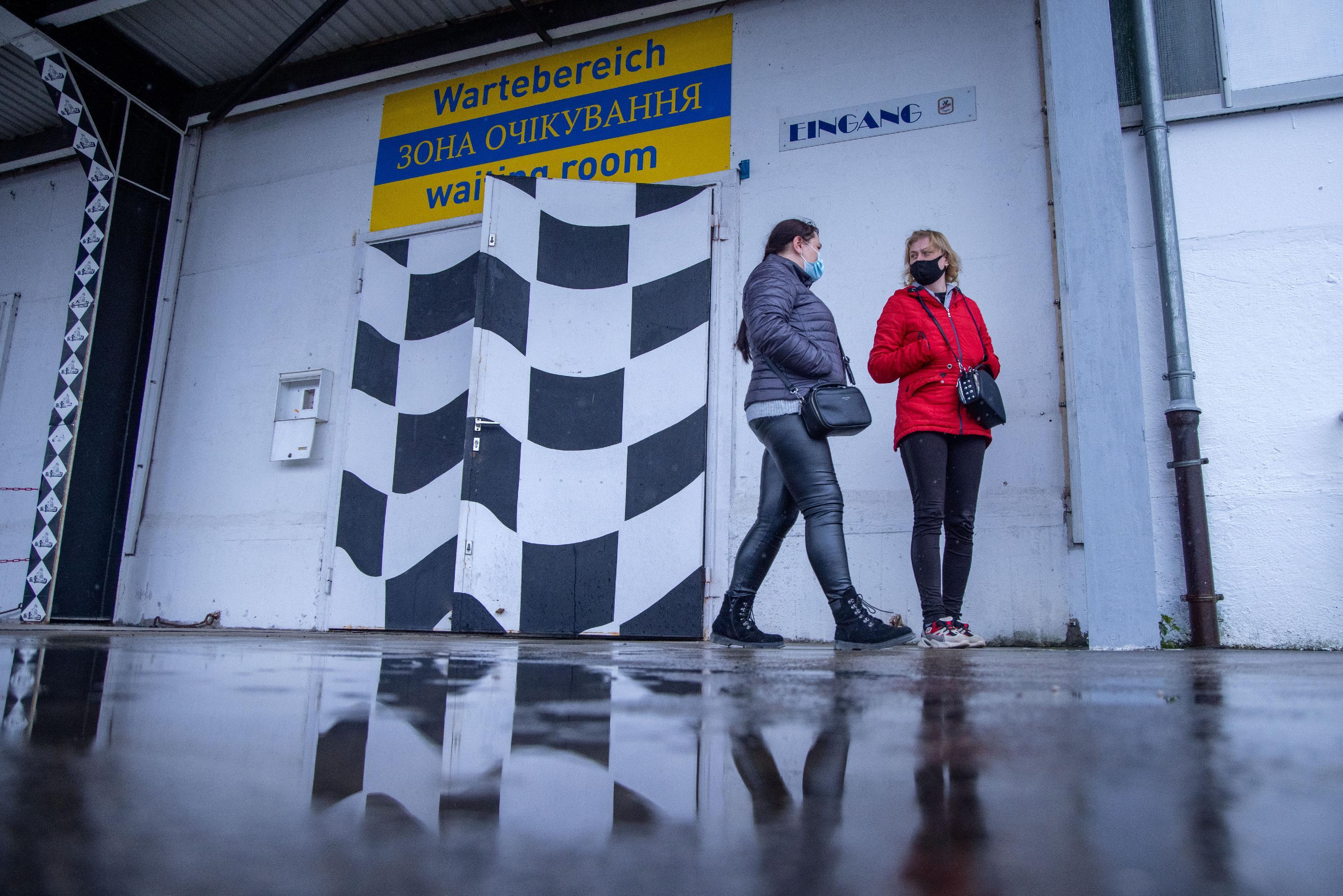 KINA - Menschen aus der Ukraine erhalten Geld