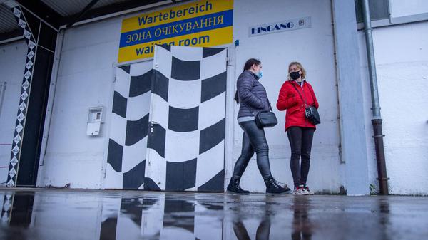 KINA - Menschen aus der Ukraine erhalten Geld