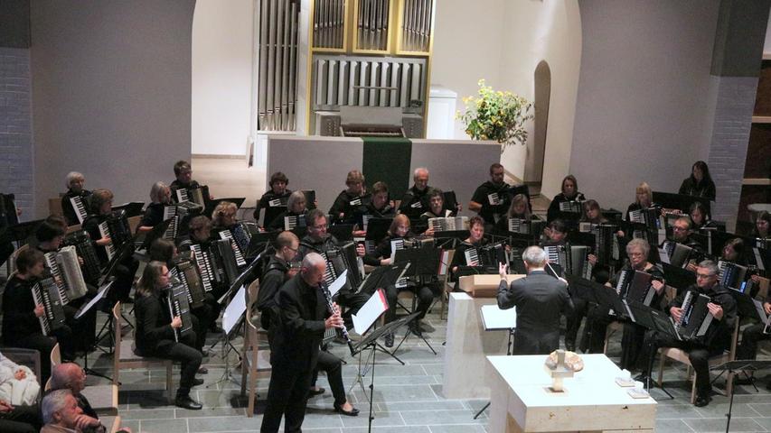 Roland Baumann mit seinem Akkordeon-Ensemble Saitenklänge war auch stets ein Highlight bei Weihnachtskonzerten, dieses fand 2019 statt. 