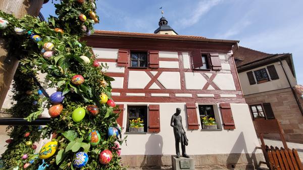 Auch an der Stadtgrenze im Nürnberger Norden leuchten zahlreiche bunte Eier direkt vor dem frisch sanierten Wächterhaus in der Großgründlacher Hauptstraße.