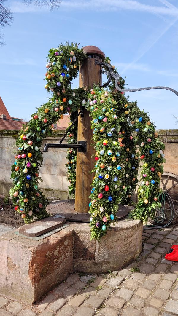 Um genügend Schmuck für den Osterbrunnen zusammen zu bekommen haben viele Kinder, zum Beispiel in der Grundschule und im Kindergarten, zusammengeholfen und fleißig Eier angepinselt.