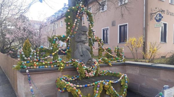 Das ist der Ziegelsteiner Osterbrunnen am Bierweg gegenüber St. Georg mit selbst gebundenen Girlanden und vielen handbemalten Eiern.