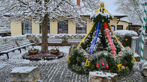 Zum 18. Mal wurde auch in der Kriegsopfersiedlung der Osterbrunnen geschmückt - diesmal bei Eis und Schnee. Rund 1300 Eier, alle in unzähligen Stunden ehrenamtlich von Hand bemalt und verziert, schmücken den Brunnen und „Dorfplatz“ in der Kriegsopfersiedlung.