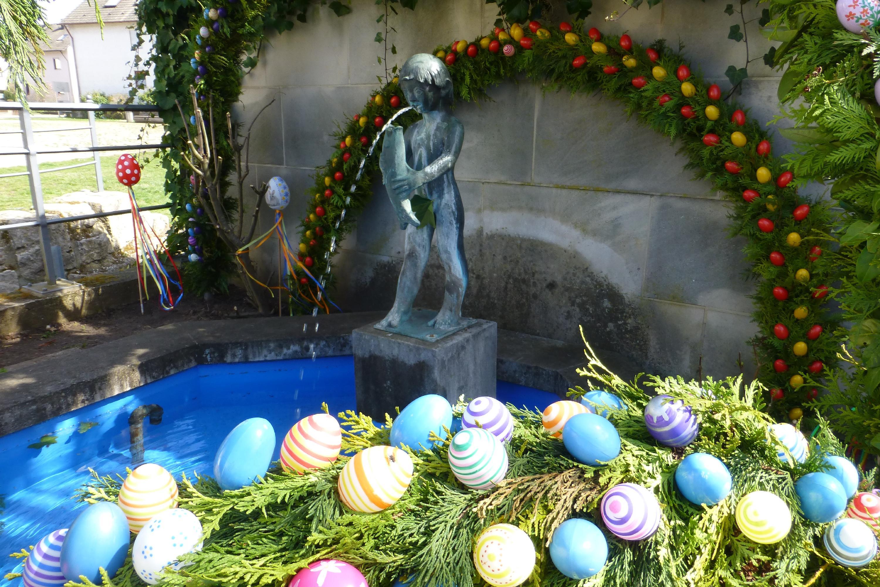 Immer wieder schön anzusehen sind die mit viel Liebe geschmückten Osterbrunnen im Landkreis Forchheim. Hier als Beispiel der Osterbrunnen in Langensendelbach.