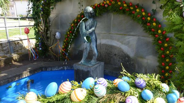 Immer wieder schön anzusehen sind die mit viel Liebe geschmückten Osterbrunnen im Landkreis Forchheim. Hier als Beispiel der Osterbrunnen in Langensendelbach.