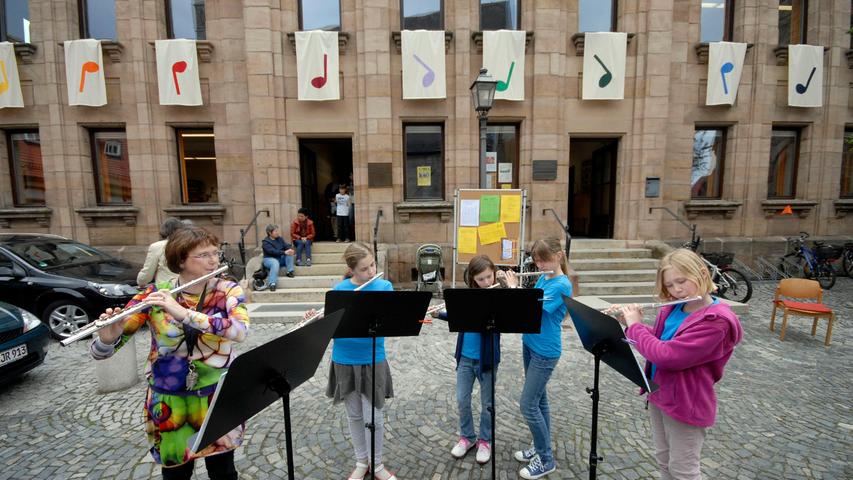 Gabriele Haberberger (l.) mit ihren Flötenschülern im Jahr 2013 beim Tag der offenen Tür. 