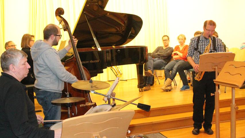 Mit Tilmann Uhl (l.) am Schlagzeug, ebenfalls Lehrer an der Musikschule, gab es im Januar 2014 ein Konzert. 