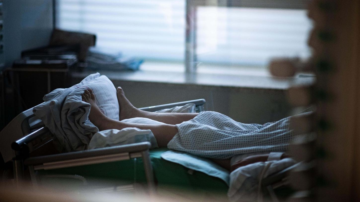 Dass sich die Mama aus der Ukraine um ihre mittlerweile deutsche Tochter kümmerte, war anfangs gut. Doch dann wurde auch die 72-Jährige krank, lag zeitweise auf Intensivstation. Für die Kosten hat die Tochter eine Übernahmeverpflichtung unterschrieben. Wegen des russischen Angriffs auf die Ukraine kann die Mutter nun aber auch nicht mehr in ihr Heimatland zurückkehren. Bleibt die Tochter deshalb weiter in der Pflicht?
Dass sich die Mama aus der Ukraine um ihre mittlerweile deutsche Tochter kümmerte, war anfangs gut. Doch dann wurde auch die 72-Jährige krank, lag zeitweise auf Intensivstation. Für die Kosten hat die Tochter eine Übernahmeverpflichtung unterschrieben. Wegen des russischen Angriffs auf die Ukraine kann die Mutter nun aber auch nicht mehr in ihr Heimatland zurückkehren. Bleibt die Tochter deshalb weiter in der Pflicht?